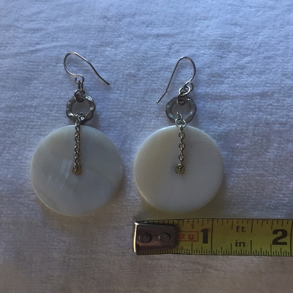 Shell and hammered loop pierced earrings - Picture 3 of 7